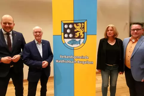 Die Spitze der Verbandsgemeinde Waldfischbach-Burgalben ist komplett: Bürgermeister Felix Leidecker, der Erste Beigeordnete Thom