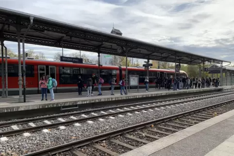 Die Bahnstrecke bei Winden war am Dienstagabend gesperrt. 