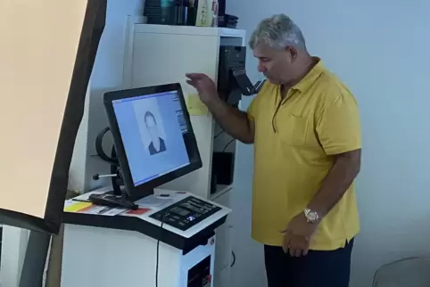 Mario Facco hat ein eigenes Fotostudio schräg gegenüber dem Bürgerzentrum. Er fürchtet nun um seine Existenz. Mario Facco hat ein eigenes Fotostudio schräg gegenüber dem Bürgerzentrum. Er fürchtet nun um seine Existenz.
