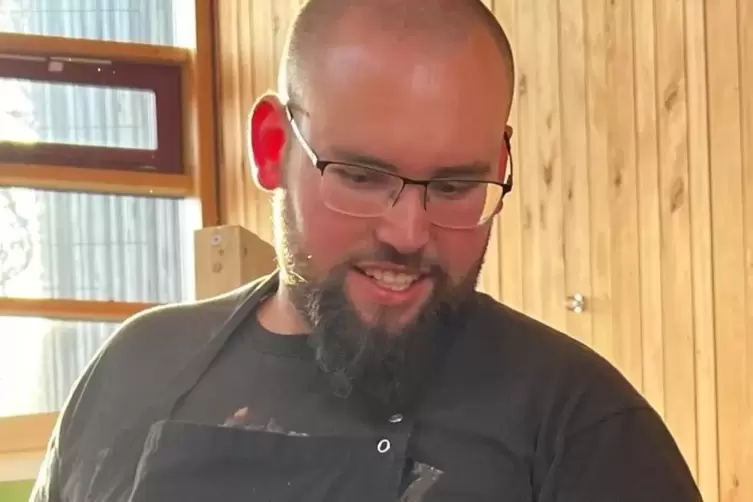 Zeigt im Haus der Nachhaltigkeit, wie man Wildsaumagen und Wildbratwurst zubereitet: Simon Funck. 