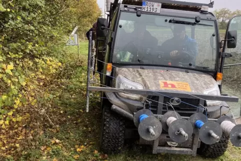 Das Quad fährt vorneweg. Dahinter werden die Pfosten eingesetzt. 