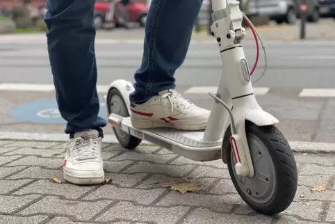 Weißer E-Scooter, weiße Sneaker: Eine nicht ganz unproblematische Kombination in Ludwigshafen. 