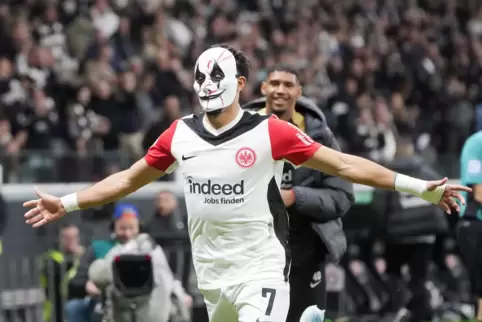 Der Aufsteiger: Omar Marmoush jubelt nach dem 2:1 im Pokal gegen Mönchengladbach.