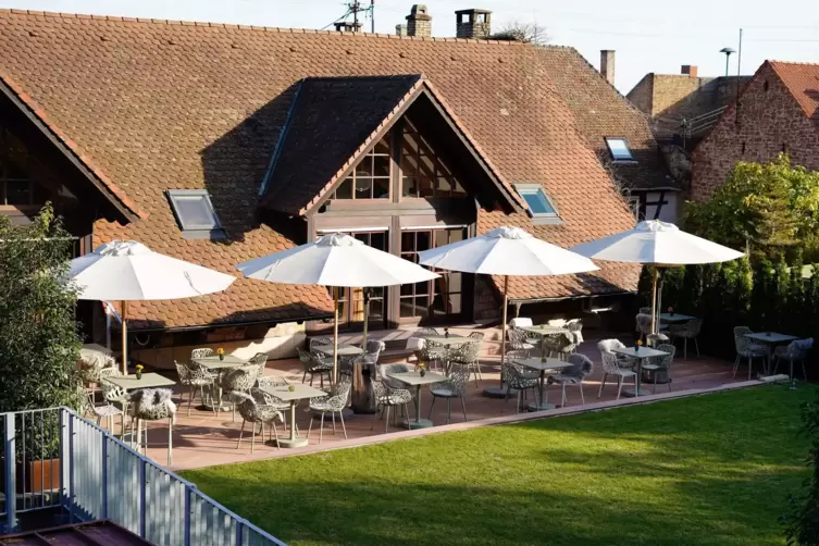 Der Gartenbereich der Weinlounge in Richtung Haardter Schloss ist von der Stra&szlig;e aus gar nicht zu sehen. 
