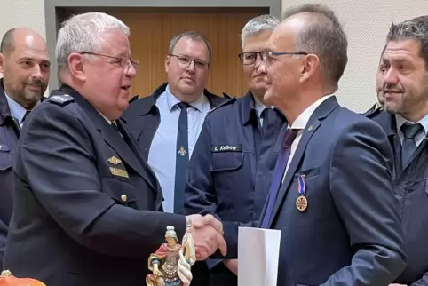 Landrat Fritz Brechtel erhält die Deutsche Feuerwehr-Ehrenmedaille.