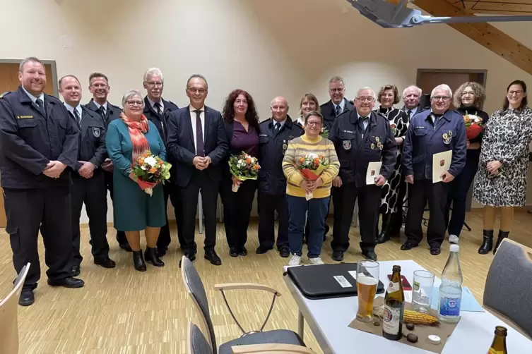 Die seit 45 Jahren aktiven Feuerwehrleute mit Partnern.