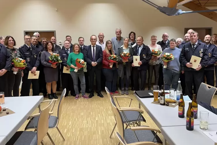 Die seit 35 Jahren aktiven Feuerwehrleute mit Partnern