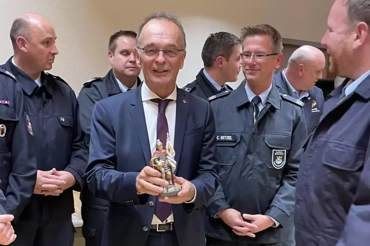 Auszeichnung von Brechtel mit dem Sankt Florian-Figur durch die Wehrleiter des Kreises 