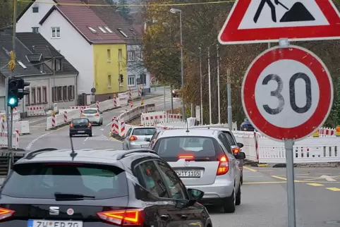 An der Ampelkreuzung an der Ernstweiler Kirche staut sich’s. An der Ampelkreuzung an der Ernstweiler Kirche staut sich’s.