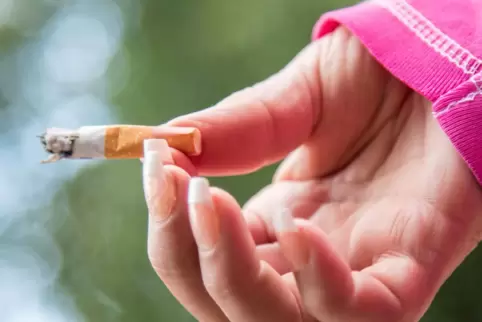Weg damit: Viele Betroffene möchten gerne mit dem Rauchen aufhören, finden aber nicht aus eigener Kraft den Weg aus der Sucht.