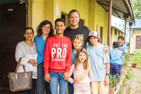 Hilfe in Nepal: die Familie Schraermeyer mit örtlichen Unterstützten bei einem ihrer Projekte. Hilfe in Nepal: die Familie Schraermeyer mit örtlichen Unterstützten bei einem ihrer Projekte.