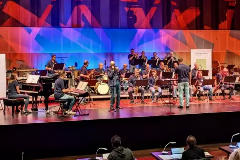 War bereits mehrmals bei Wettbewerben erfolgreich: die Blue Light Big Band, hier im Bild mit Solist Jens Bunge an der Mundharmon