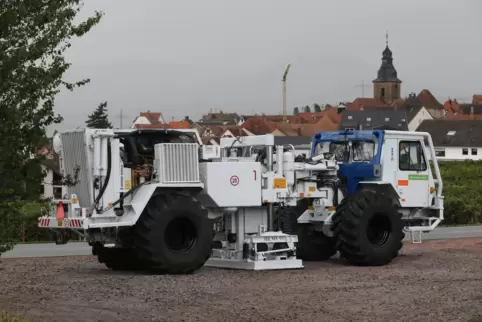 Die Vibro-Trucks setzen durch einen Impuls ihrer beweglichen Bodenplatte die Erdoberfläche in Schwingung.