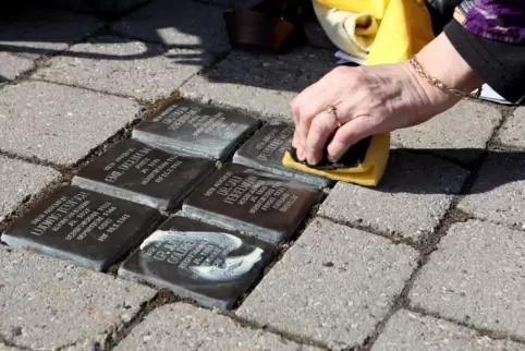 Auch das gemeinsame Putzen von Stolpersteinen kann genutzt werden, um Kinder mit den Geschehnissen der damaligen Zeit vertraut z