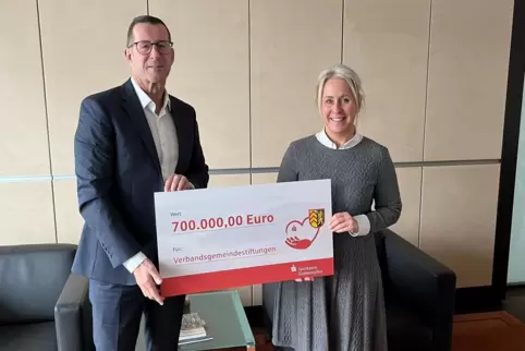 700.000 Euro stellt die Sparkasse für die Stiftungen bereit. Das Foto zeigt den Vorstandsvorsitzenden Peter Kuntz und Landrätin 700.000 Euro stellt die Sparkasse für die Stiftungen bereit. Das Foto zeigt den Vorstandsvorsitzenden Peter Kuntz und Landrätin