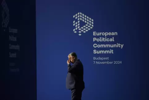 Ungarns Ministerpräsident Viktor Orban wartet auf die Ankunft der Staats- und Regierungschefs zum Gipfeltreffen der Europäischen