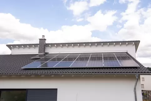 Photovoltaik-Anlagen fürs Hausdach – nach zwei Boomjahren spüren die Pfalzwerke 2024 einen Rückgang des Zubaus.