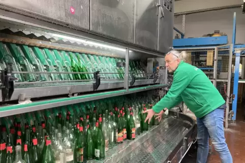 Betriebsleiter Stefan Fey an der Flaschen-Spülmaschine. 