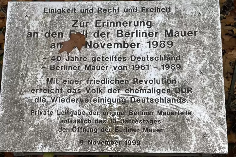 Die Gedenktafel erl&auml;utert die politische Bedeutung der Mauerteile.