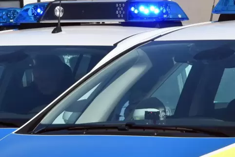 Die Polizei in Neustadt sucht Zeugen für einen Vorfall an der Sparkasse in der Schütt. 