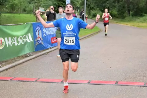 Ein gewohntes Bild: Tobias Dreyer läuft bei einem Wasgaucup-Rennen (hier der Teufelstisch-Trail) als Erster ins Ziel.