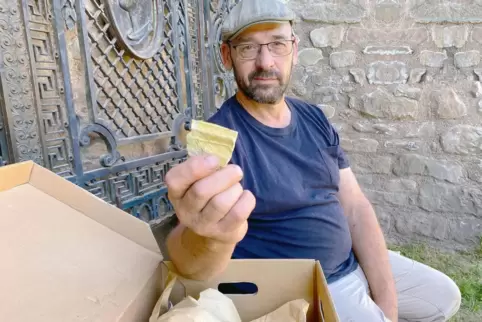 Kleines Zeugnis der Burg-Besiedlung im 16. Jahrhundert: Andreas Rauch mit seinem Schatzkästchen. 