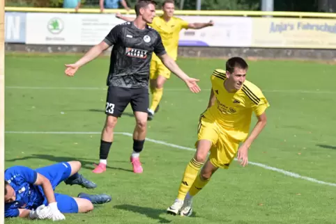 Die Entscheidung im Hinspiel Anfang August: Jannik Styblo (rechts) vom FV Dudenhofen dreht nach seinem 2:0 gegen den TuS Steinba