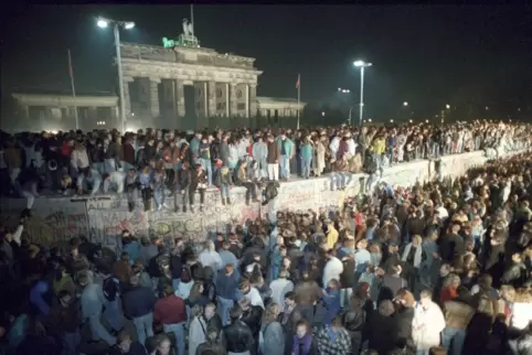 9. November 1989: Tanz auf der Mauerkrone. 