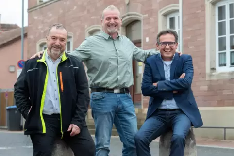 Stehen an der Spitze von Otterstadt: Ortsbürgermeister Theo Böhm (Mitte) sowie die Beigeordneten Lothar Ritthaler (links) und Ha