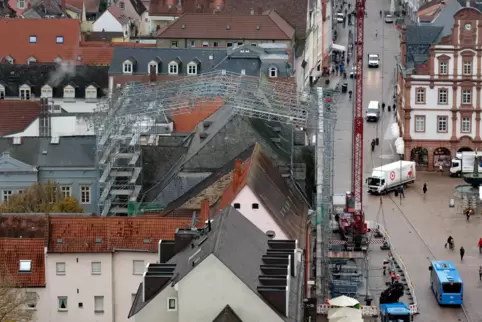 Besondere Baustelle: Historisches Rathaus (Bildmitte) mit einem Gerüst komplett überbaut. Besondere Baustelle: Historisches Rathaus (Bildmitte) mit einem Gerüst komplett überbaut.