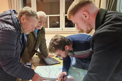 Beim ersten Bürgerworkshop zum Hochwasser- und Starkregenvorsorgekonzept der VG diskutieren die neuralgischen Punkte in Altleini