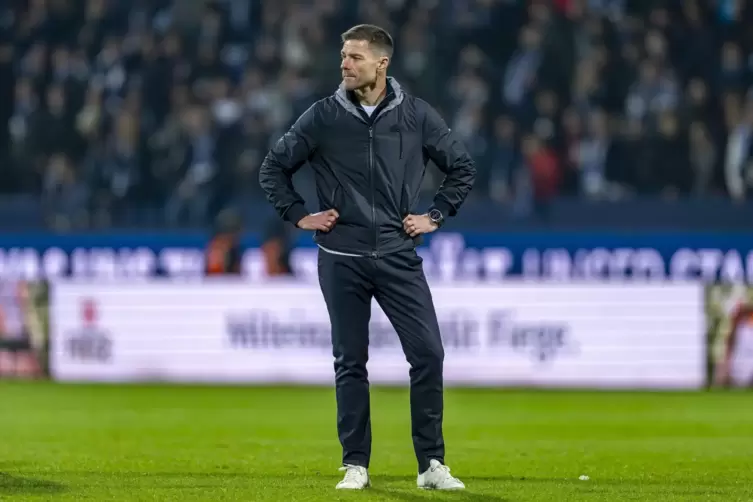 Der amtierende Meister Bayer Leverkusen mit seinem Trainer Xabi Alonso schw&auml;chelt. 