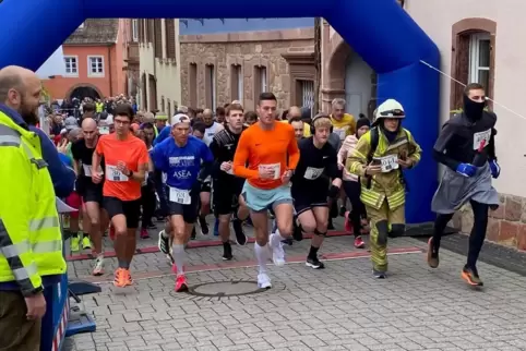 Der spätere Sieger Eric Nies (links, Nummer 36) ist schon beim Start in St. Martin in vorderster Reihe zu finden. 