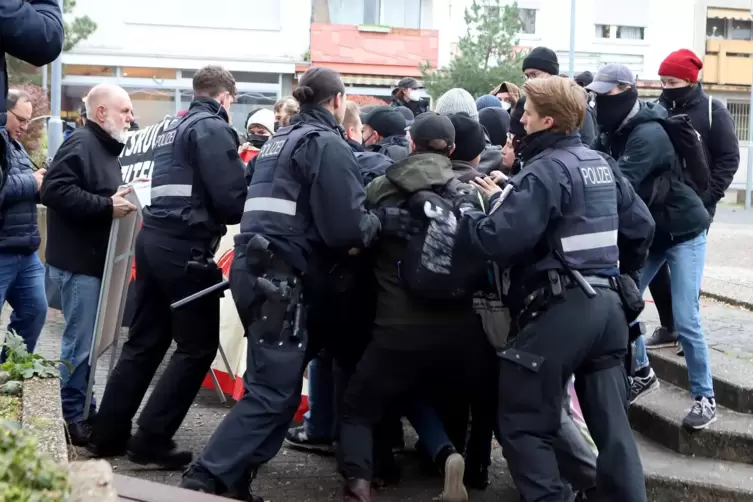 Die Polizei schiebt die Antifa beiseite, damit die AfD (hier mit Schild: Kreisvorsitzender Eugen Ziegler) ihren Infostand aufbau