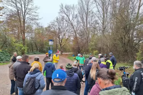 Klimamanager Yann Pfeifer (gelbe Jacke) weist am Silberseeparkplatz die Teilnehmer des Bobenheim-Roxheimer Gemarkungsputzes ein.
