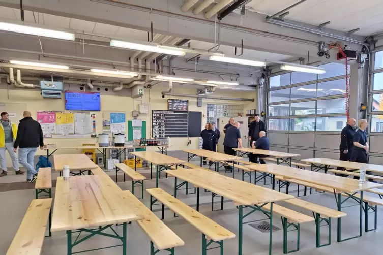 Die Feuerwehr hat mit zw&ouml;lf Kameraden ihre Halle f&uuml;r die flei&szlig;igen Helfer vorbereitet. Diese werden nach der Aktion mit W&uuml;rstche