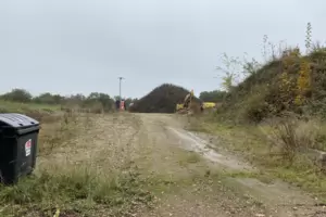 Wuchernde Pflanzen auf Schuttwällen: Im Herbst 2024 tut sich nichts auf dem Gelände des Ramsteiner Recyclinghofes. 
