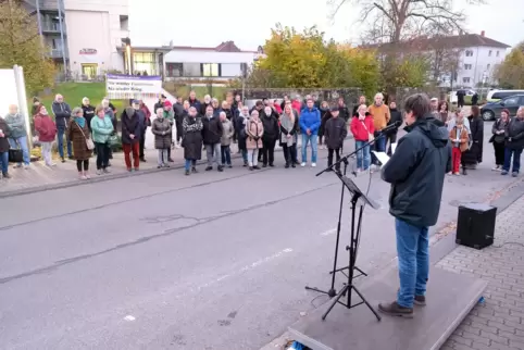 Rund 70 Menschen gedenken am Jahrestag der Reichspogromnacht am ehemaligen Standort der Zweibrücker Synagoge.