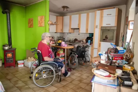 Das Haus ist mittlerweile massiv verdreckt. Ohne vorherige Grundreinigung kommt keine Pflege- und Reinigungsdienst regelmäßig vo