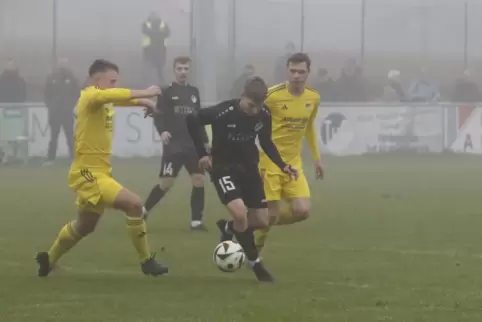 Der Steinbacher Robin Metz (Mitte) im Laufduell mit Tom Handrich (links) und Tim-Frederik Lange vom FV Dudenhofen, der das zwisc