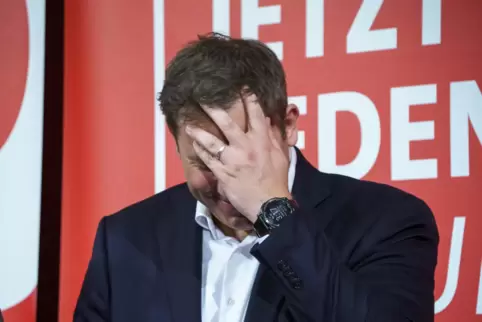 Ein Termin, auf dem es endlich auch mal wieder etwas zu lachen gab: SPD-Chef Lars Klingbeil bei Parteimitgliedern in Mainz. Er d