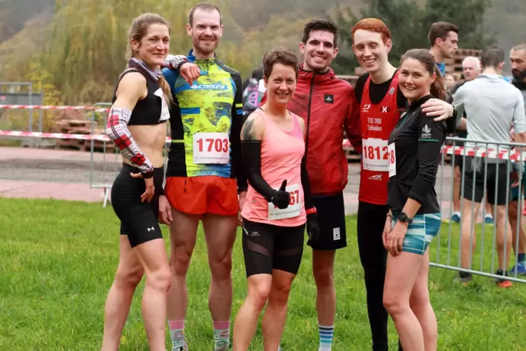 Die Top drei im Wasgaucup der Frauen und der M&auml;nner: von links Gesamtsiegerin Natascha Hartl, Benjamin Kass, Tina Grimm, der in 