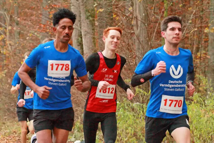 Fr&uuml;he Spitzengruppe: der sp&auml;tere Sieger Tobias Dreyer (rechts), der Zweite, Lars Holder (rotes Trikot) , und Sium Kiflom, der am