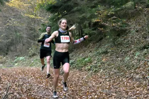 Natascha Hartl aus Kaiserslautern wird beim Martinslauf in Hinterweidenthal Zweite und gewinnt damit mit einem Punkt Vorsprung d