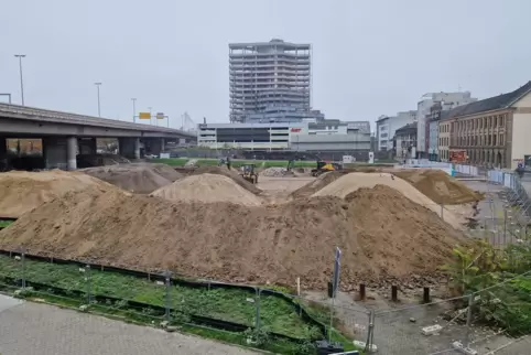 Vorbereitende Arbeiten für die Helmut-Kohl-Allee vor dem Betonskelett des mittlerweile entkernten Rathauses, das im Laufe des nä