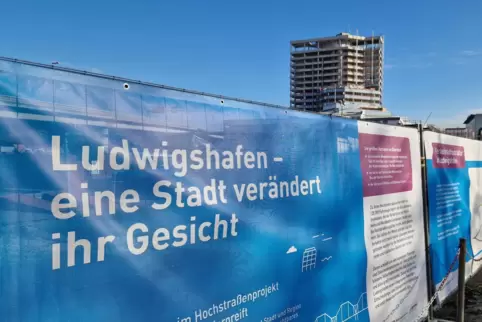 Vorne das passende Plakat, dahinter das passende Betonskelett des Rathauses: Großbaustelle Ludwigshafen.