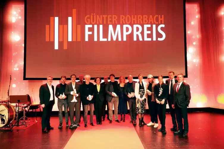 Finales Gruppenbild mit Gewinnern. Von links Ulrich H&ouml;cherl (Jury), Johannes Duncker und Ilker Catak (Drehbuchpreis 2023 f&uuml;r &bdquo;Da