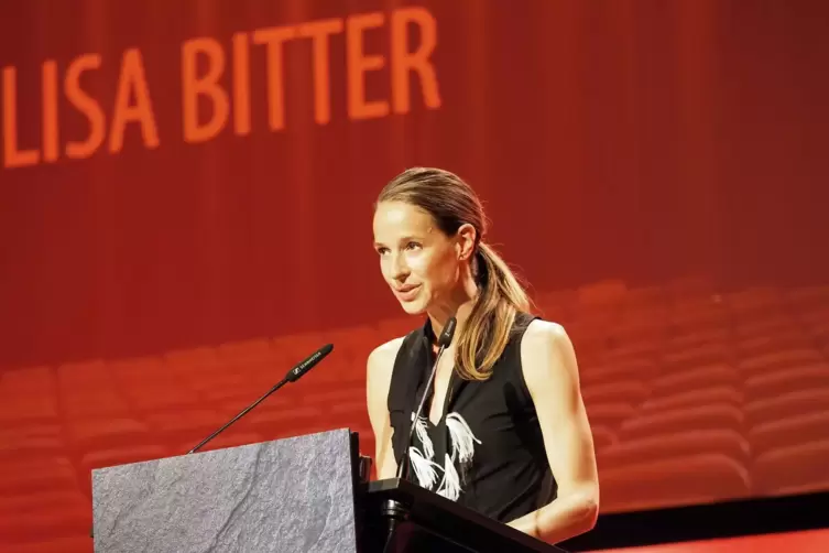&bdquo;Tatort&ldquo;-Darstellerin Lisa Bitter h&auml;lt die Laudatio f&uuml;r die Regie beim &bdquo;Mann seiner Klasse&ldquo;. 