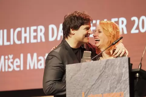 Mišel Matičević lässt sich von der Regisseurin Katja Sallay für sein schauspielerisches Können loben. Mišel Matičević lässt sich von der Regisseurin Katja Sallay für sein schauspielerisches Können loben.