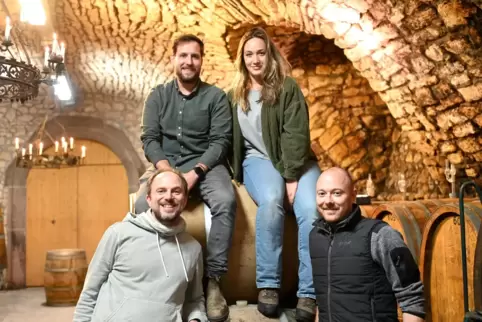 Das Odinstal-Team um Andreas Schumann, Max Hensel, Magdalena Blumenstein und Uwe Kraus (von links) baut nun auch Rotweine aus. 